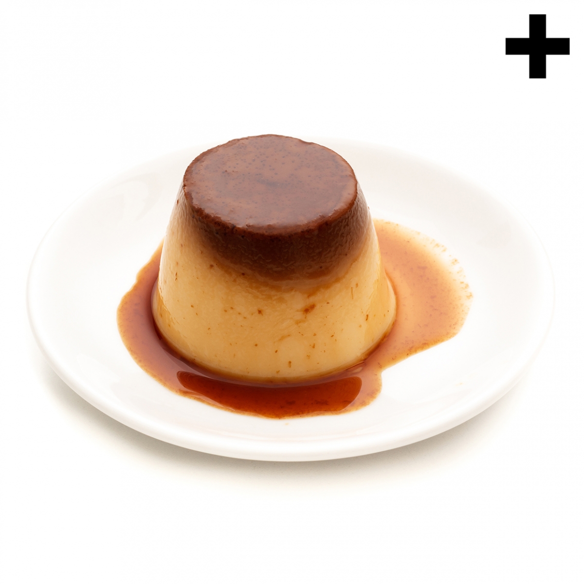 Imagen en la que se ve un flan de huevo sobre un plato blanco